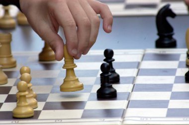 Satranç oynamak, el hareketleriyle satranç figürleri