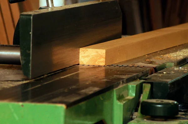 Timmerman Schaaft Een Lang Stuk Hout Zijn Werkplaats — Stockfoto