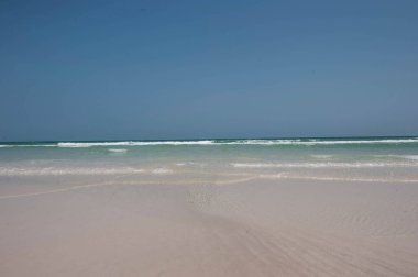 Vietnam 'da boş bir sahilde dalgalar, açık mavi gökyüzü