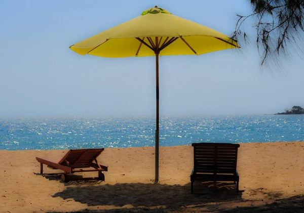 Sombrilla Tumbona Playa Vacía Soleada Vietnam — Foto de Stock