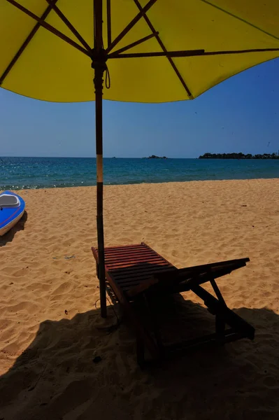 Sombrilla Tumbona Playa Vacía Soleada Vietnam — Foto de Stock