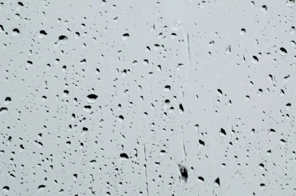 雨滴落在玻璃窗上 灰色背景 — 图库照片