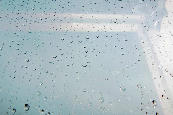 Regen Druppels Lopen Naar Beneden Een Glazen Raam Heldere Achtergrond — Stockfoto