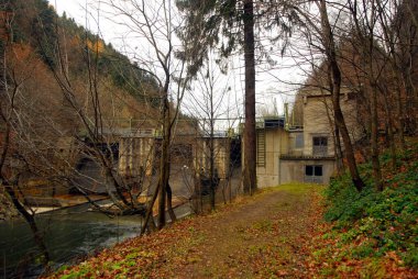 Sonbaharda Alplerde küçük bir hidroelektrik santrali