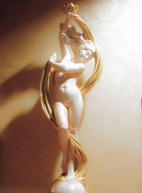 Küçük bir taş Roma tanrıçası Venüs 'ün heykeli, sağ üstten gelen ışık.