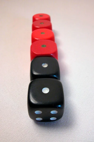 Τέσσερα Κόκκινα Και Δύο Μαύρα Ζάρια Που Δείχνουν Νούμερο Ένα — Φωτογραφία Αρχείου