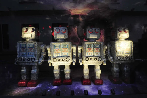 Cuatro Figuras Juguete Robot Pie Sobre Fondo Espacio Oscuro —  Fotos de Stock