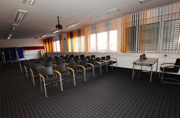 Salle Séminaire Vide Avec Chaises Projecteur Bureau Fenêtres Pour Formation — Photo