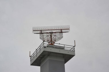 Radar ile hava trafik kontrol kulesi, gri gökyüzü arka planı