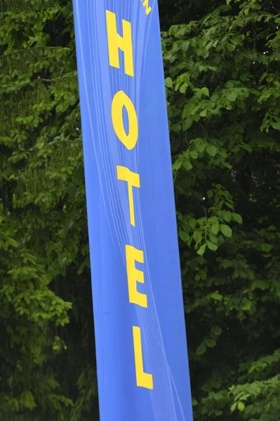 Een Blauwe Hotel Banner Met Geel Lettertype Erop Die Buiten — Stockfoto