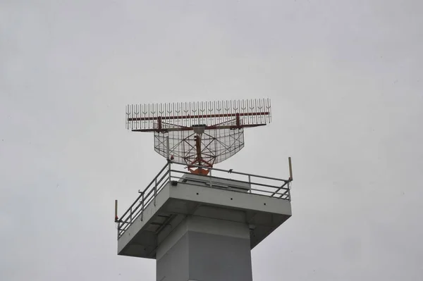 Ett Flygledartorn Med Radar Grå Himmel Bakgrund — Stockfoto