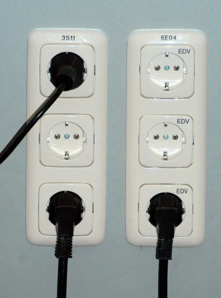 Eine Weiße 220 Volt Steckdose Der Hauswand — Stockfoto