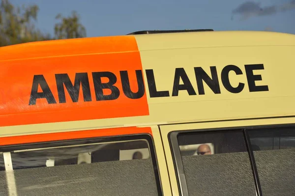 Ein Krankenwagen Schild Auf Dem Dach Eines Rettungstransportfahrzeugs — Stockfoto