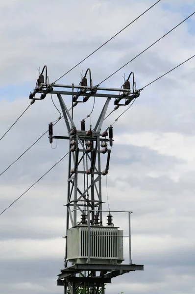 Een Elektriciteitstransformator Met Een Bewolkte Lucht Achtergrond — Stockfoto