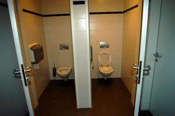 Öffentliche Toiletten Mit Offenen Türen Gefliester Raum Mit Abschließbaren Türen — Stockfoto