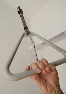 Kronik sorunları olan insanlar için Palyatif bakım, hastane yatağında el ele tutuşmak.