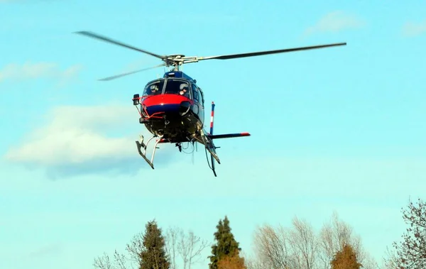 奥地利警察直升机在空中行动 蓝天背景 — 图库照片