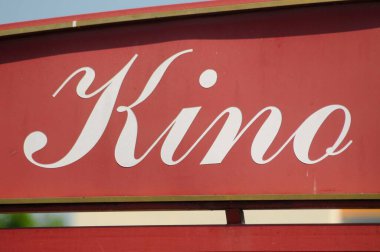 Sinema, eğlence sektöründe bir 'Kino' tabelası.