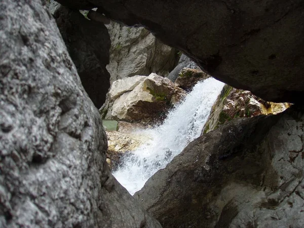 Acqua Che Cade Una Cascata Naturale Una Regione Montuosa — Foto Stock