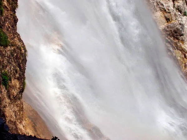 Agua Que Cae Por Una Cascada Natural Una Región Montañosa —  Fotos de Stock