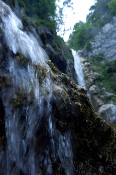 Agua Que Cae Por Una Cascada Natural Una Región Montañosa —  Fotos de Stock