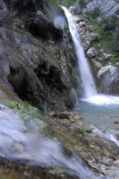 Agua Que Cae Por Una Cascada Natural Una Región Montañosa —  Fotos de Stock