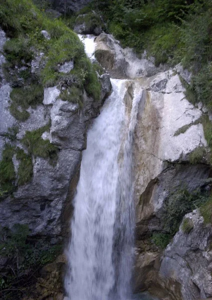 Agua Que Cae Por Una Cascada Natural Una Región Montañosa —  Fotos de Stock