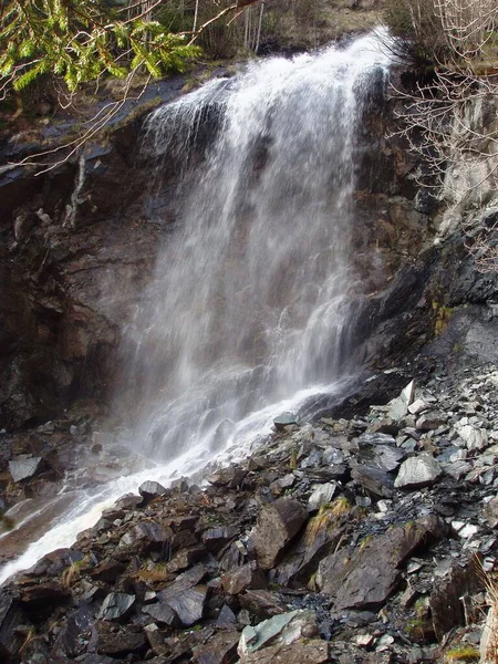 Agua Que Cae Por Una Cascada Natural Una Región Montañosa — Foto de Stock