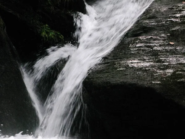 Woda Opadająca Naturalnego Wodospadu Regionie Górskim — Zdjęcie stockowe