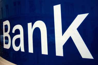 Mavi banka beyaz metin, finans ve kredi kurumunu imzaladı