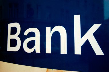 Mavi banka beyaz metin, finans ve kredi kurumunu imzaladı