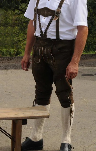 Mężczyzna Skórzanych Spodniach Stojący Przed Ławką — Zdjęcie stockowe