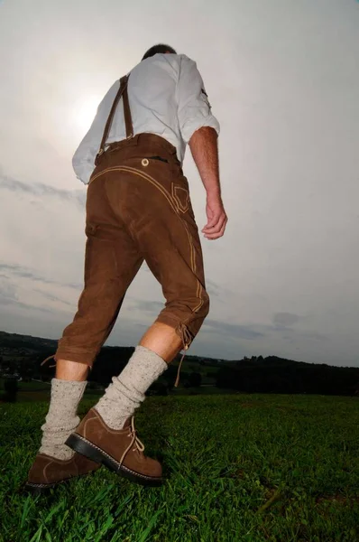 Человек Традиционных Кожаных Штанах Гуляющий Природе — стоковое фото