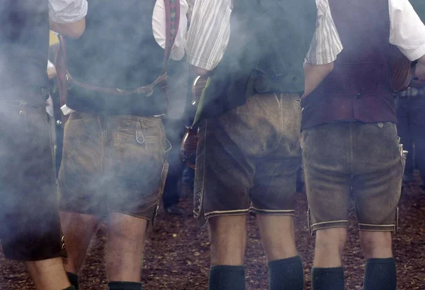 Μια Ομάδα Ανδρών Παραδοσιακό Δερμάτινο Παντελόνι Στέκεται Μαζί — Φωτογραφία Αρχείου