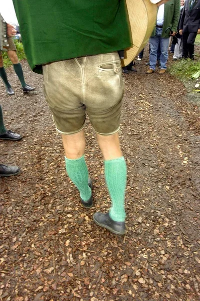 Чоловік Традиційних Шкіряних Штанях Зеленому Піджаку — стокове фото