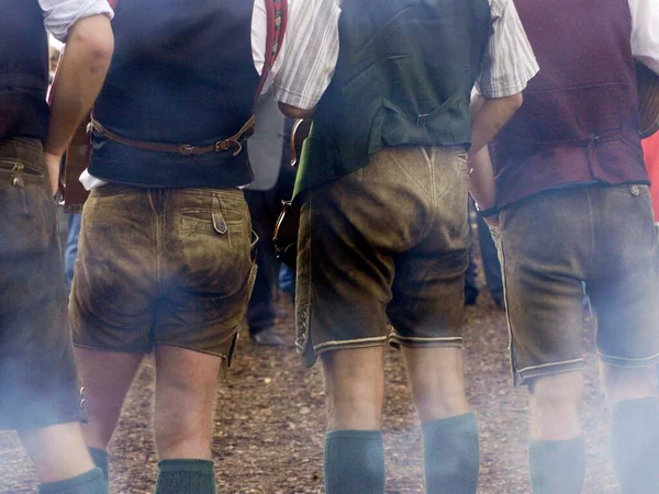 Μια Ομάδα Ανδρών Παραδοσιακό Δερμάτινο Παντελόνι Στέκεται Μαζί — Φωτογραφία Αρχείου