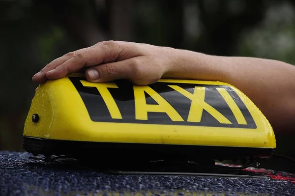 Žlutá Černá Taxi Značka Střeše Vozu — Stock fotografie