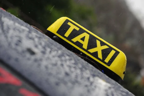 Žlutá Černá Taxi Značka Střeše Vozu — Stock fotografie