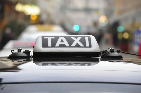 Bílá Černá Taxi Značka Střeše Vozu — Stock fotografie