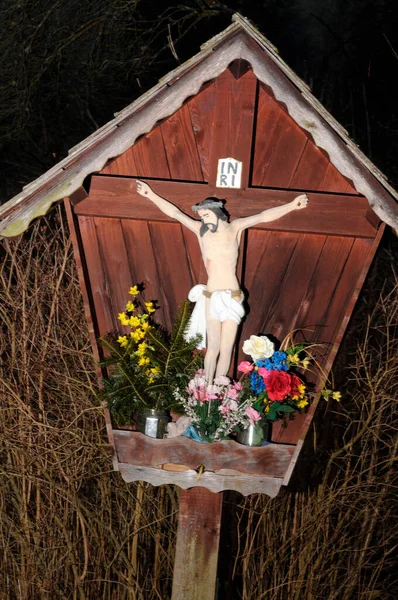 春天的一个路边十字架 显示耶稣基督被钉在十字架上 — 图库照片