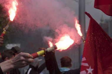 Bengal ışıkları protesto mitinginde, insanlar gösteri yapıyor.