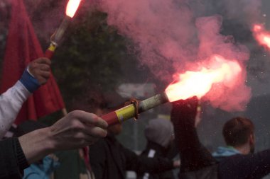 Bengal ışıkları protesto mitinginde, insanlar gösteri yapıyor.