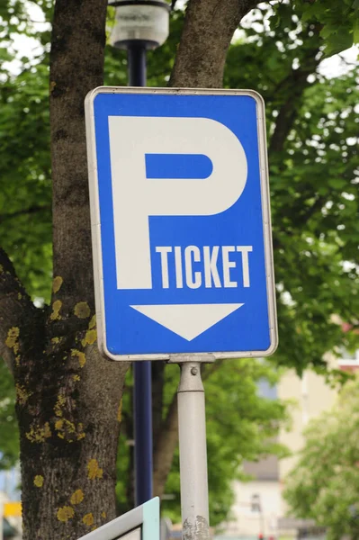 Bilet Makinesini Gösteren Beyaz Oklu Mavi Park Cezası Işareti — Stok fotoğraf