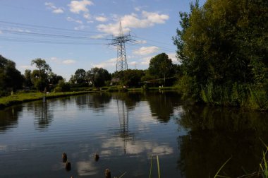 380 kv 'lik elektrik hattı ve elektrik direğine sahip enerji kaynağı.