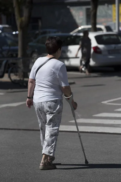 지팡이를 할머니가 거리를 있습니다 — 스톡 사진