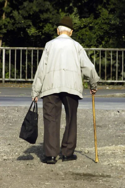 Alter Mann Mit Gehstock Läuft Auf Der Straße — Stockfoto