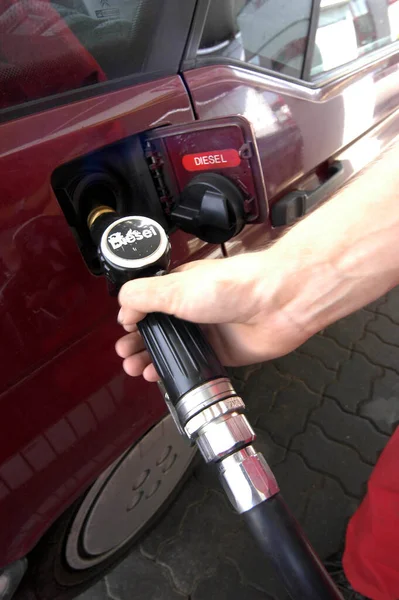Tankning Bil Med Dieselbränsle — Stockfoto