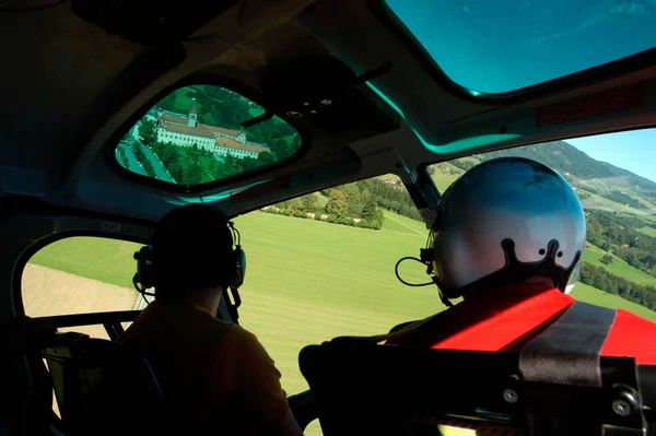 飞行员乘坐直升机飞行 观看夏季高山风景 — 图库照片