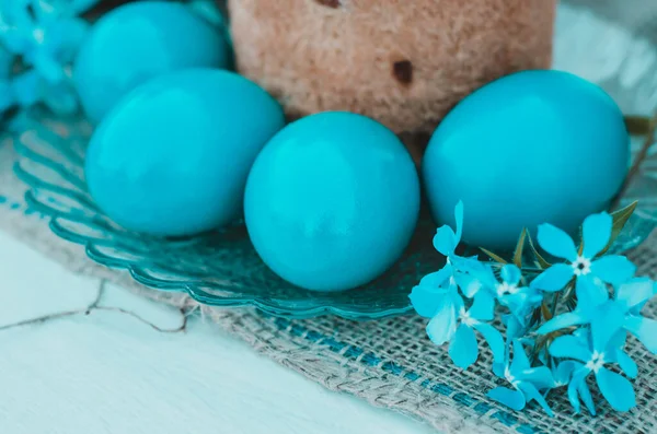 Wielkanocne Jajka Pisanki Kolorze Niebieskim Przezroczystym Talerzu Wielkanocą Kwiaty — Zdjęcie stockowe