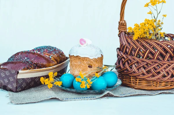 Composition Gâteau Pâques Pâques Sur Une Assiette Transparente Les Œufs — Photo